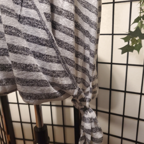 Bobeau Top Sleeveless Size 3X Gray with Stripes - Picture 3 of 6